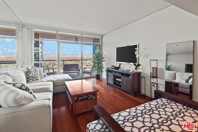 Building Photo - 13650 Marina Pointe Dr