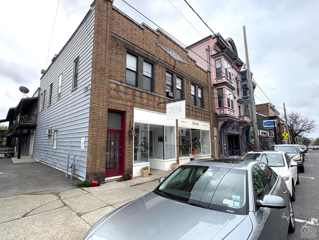 Building Photo - 725 Warren St