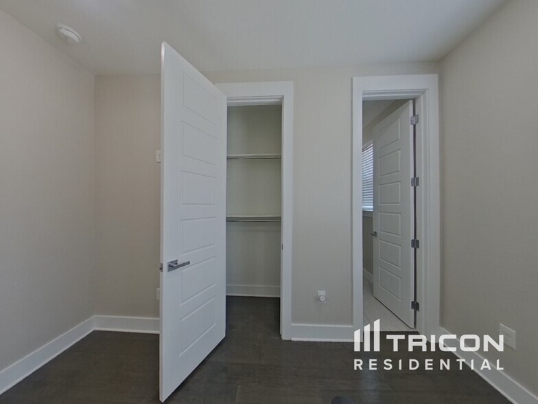 Building Photo - 209 S Village Way