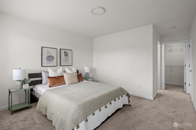 Building Photo - Modern and Sleek 3 Bed Townhome in Heart o...