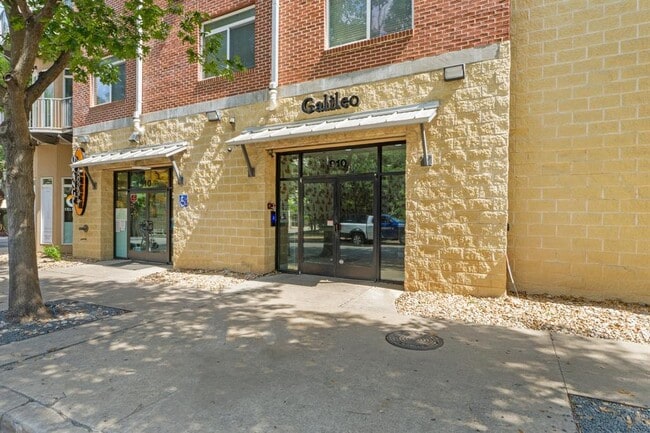 Building Photo - 910 W 25th St