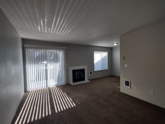Building Photo - Ground Floor 2 BR 2BA with Storage & w/d