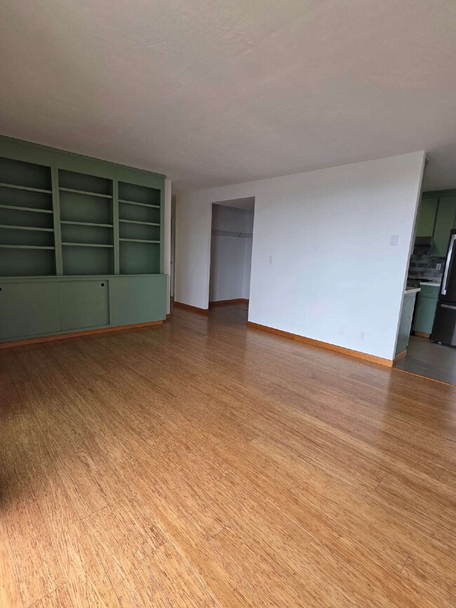 Building Photo - Super Spacious 1 Bedroom- Views of the City - Water and Garbage Included