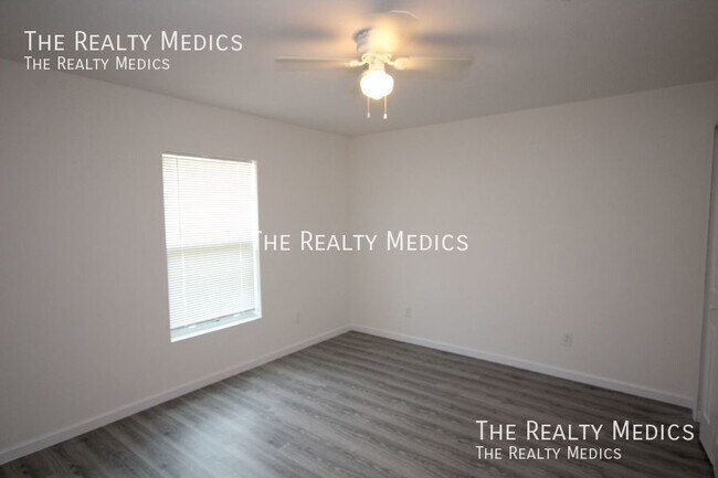 Building Photo - 182 Hillock Ave NW