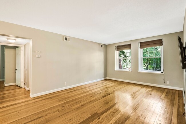 Building Photo - Fairlington 2 BR Condo for Rent!