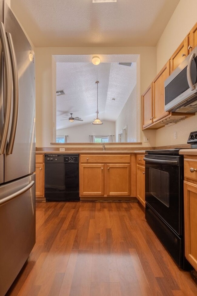 Building Photo - 3 Bedroom 2 Bathroom