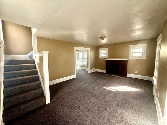 Building Photo - Four bedroom one bathroom home for rent