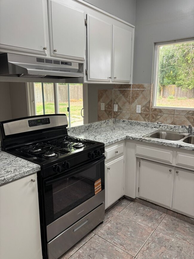 Building Photo - 4 B/D 2 BA Home in Gridley AVAILABLE NOW!