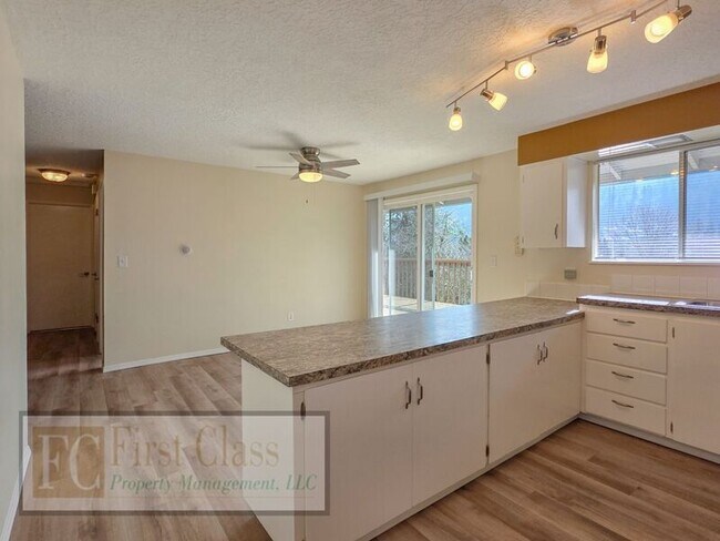 Building Photo - 298 SW Wallula Ave