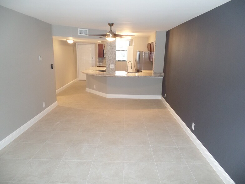 Building Photo - 118 Lake Emerald Dr