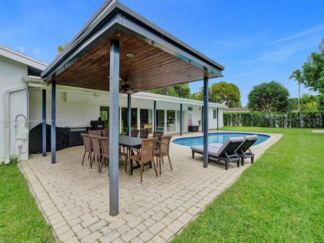 Building Photo - 13555 SW 74th Ave