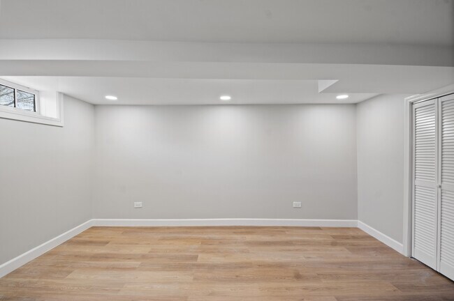 Building Photo - 3751 N Clifton Ave