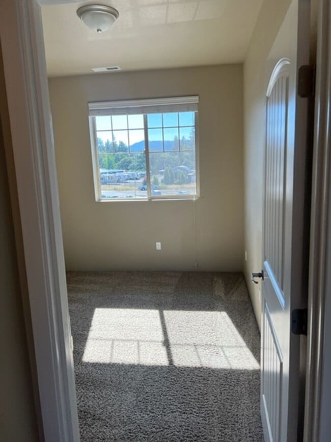 Building Photo - **SPECIAL**  FIRST MONTH FREE W/ ONE YEAR ...