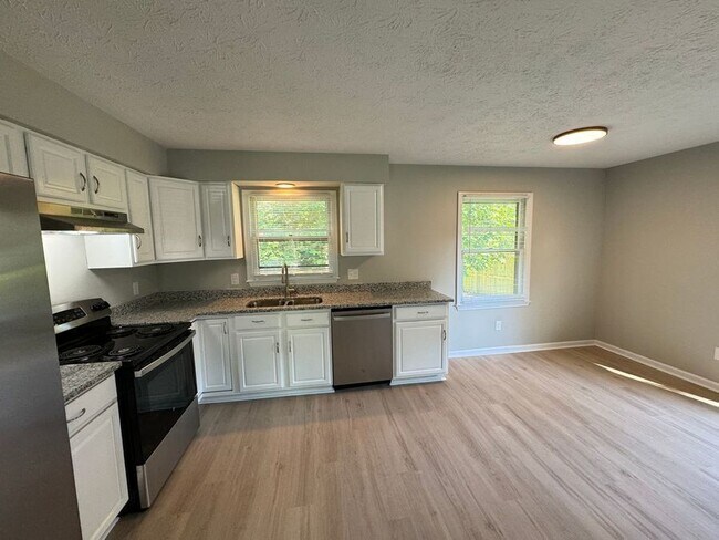 Building Photo - 105 Aster Pl