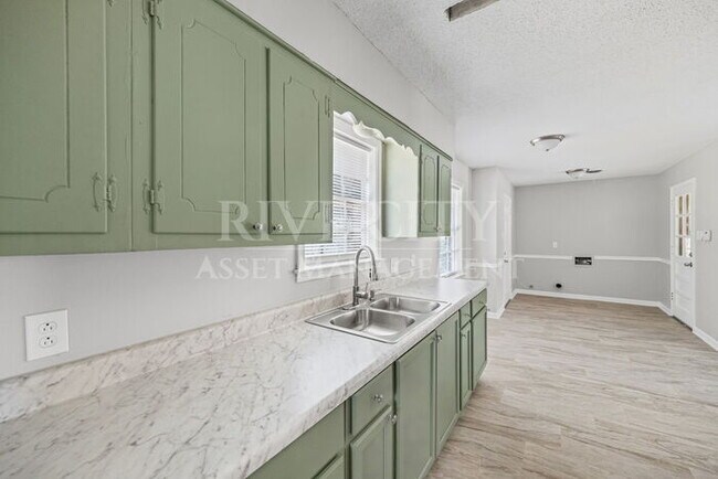Building Photo - Renovated Gem! This 4-bed, 1.5-bath home!!!!! Section 8 Welcomed!!!!