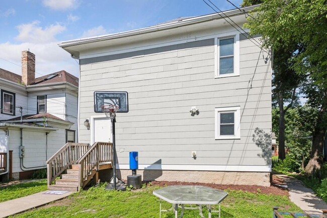 Building Photo - 3023 Dupont Ave S