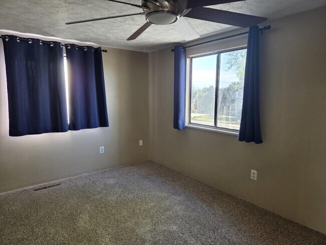 Building Photo - 921 Pasque Dr