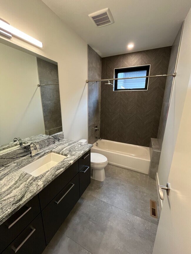 Building Photo - Gorgeous Tetherow 4 Bedroom + Office