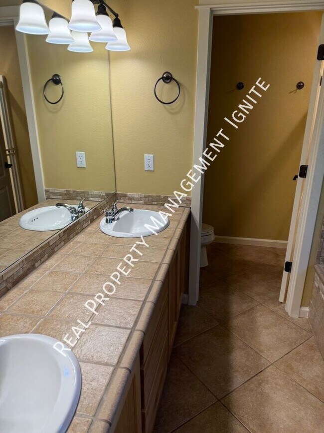 Building Photo - Immaculate Westside Home in the Pine Trees