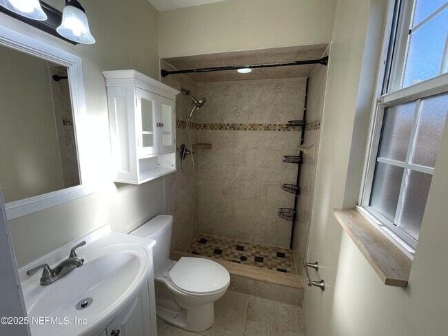 Building Photo - 1136 Willow Ln