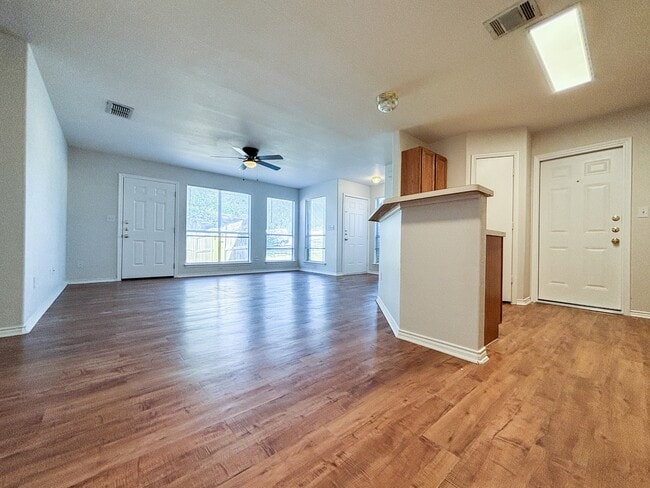 Building Photo - 105 Long Ln