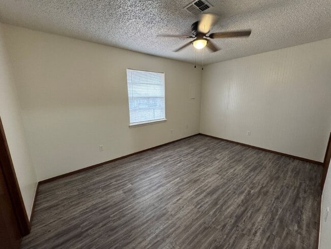Building Photo - 2 bed one bath duplex in Blanchard!