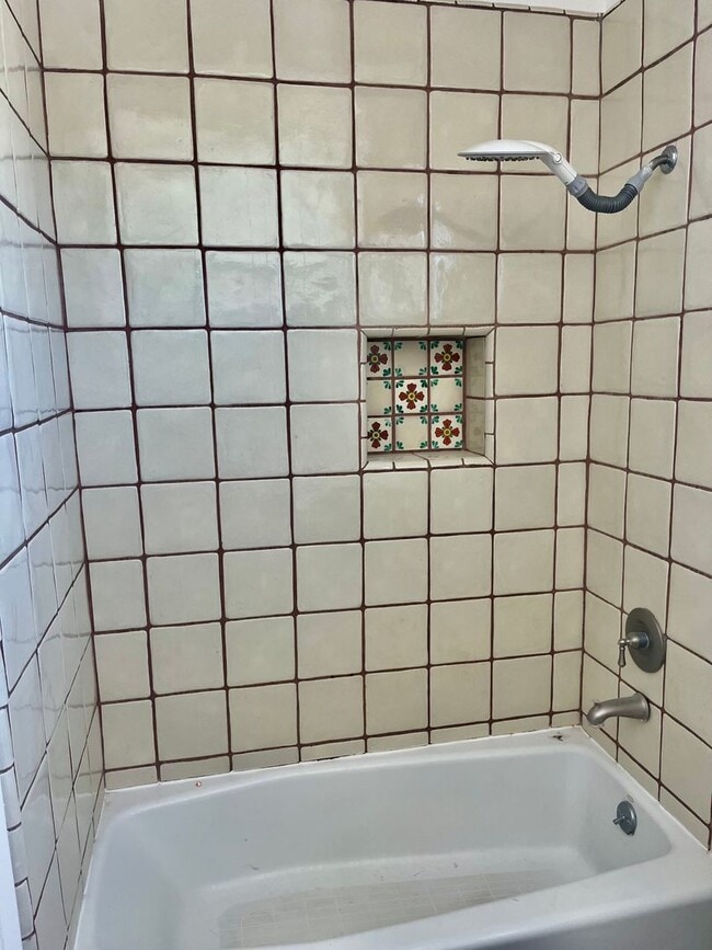 Building Photo - Bright 1.5 bed / 1 bath upstairs apartment...