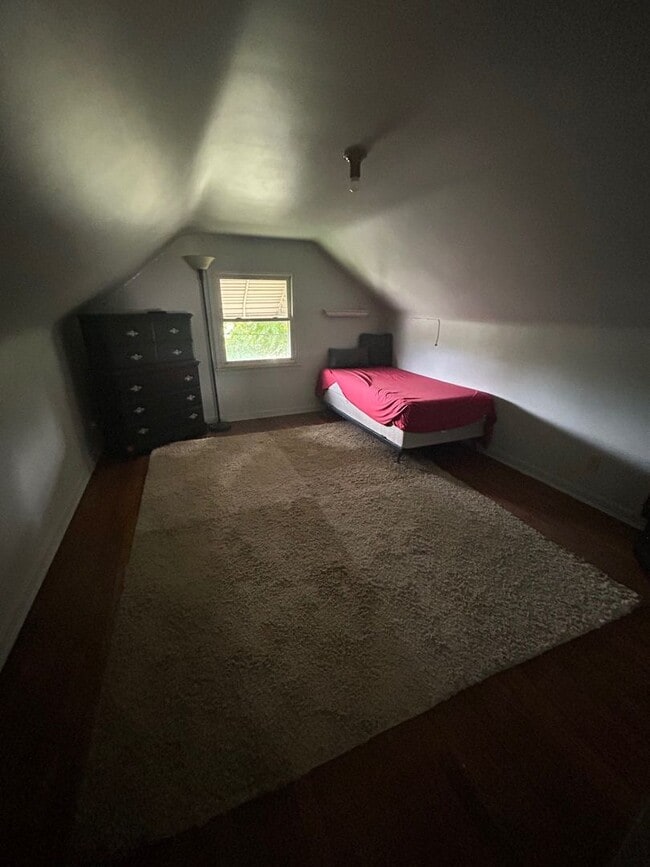 Building Photo - Charming 3-Bedroom Property in Prime Location