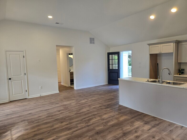 Building Photo - 880 Pisgah N