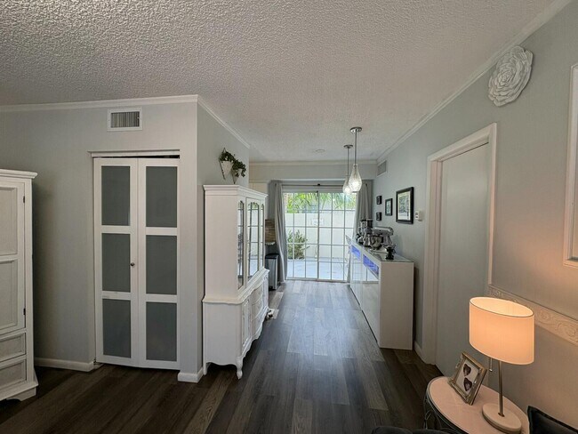 Building Photo - 609 NE 13th Ave