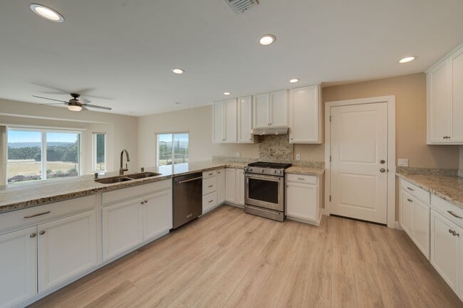 Building Photo - Spacious 3 Bed, 2 Bath Home with Acreage, ...
