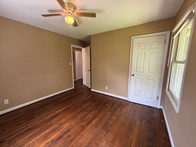 Building Photo - 2223 Dillard St