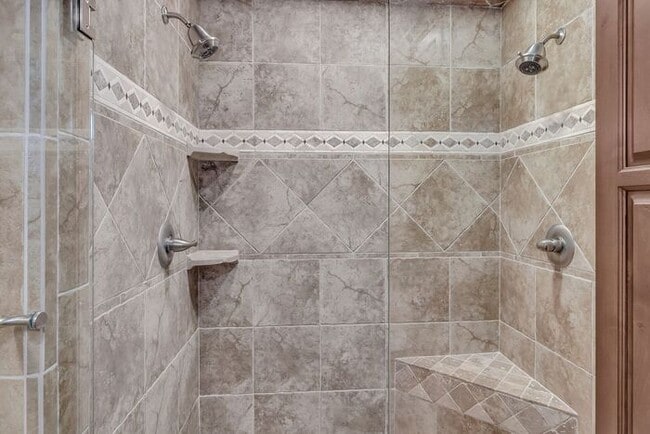 Building Photo - Beautiful and Spacious 4Bd 3.5Bath Home in...