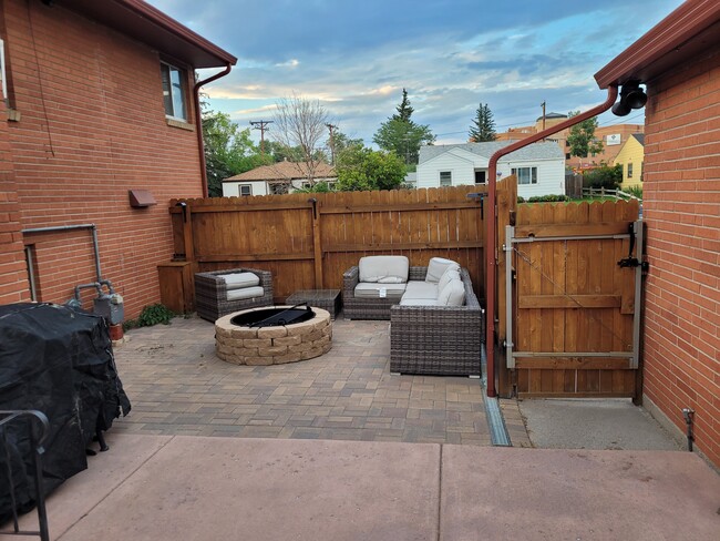 Shared patio area - 1550 Oak Ct