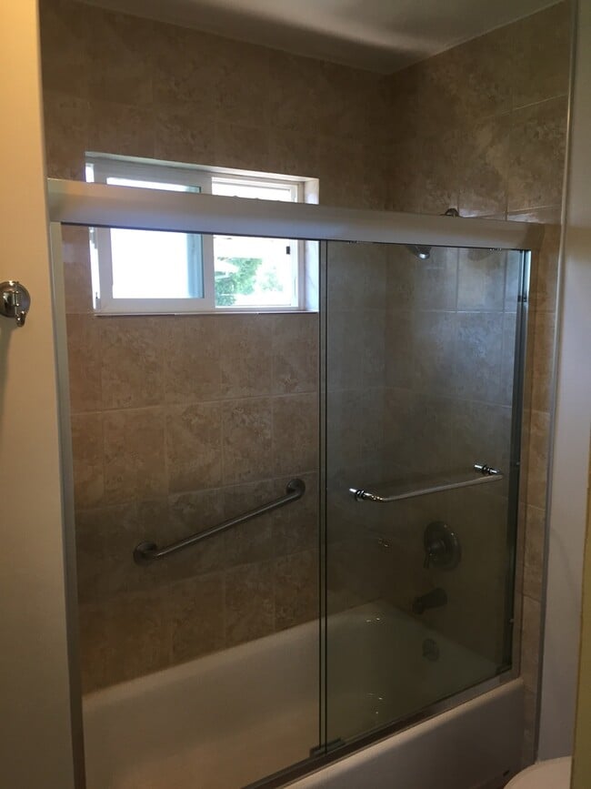 Building Photo - 44-2201