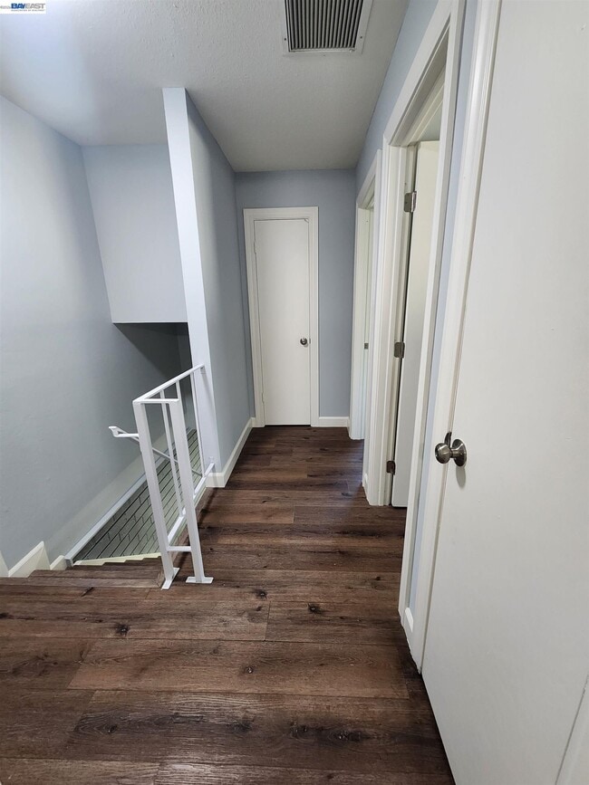 Building Photo - 4985 N Holt Ave