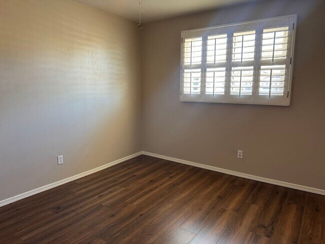 Building Photo - Bright & Beautiful Phoenix Home with Open Concept