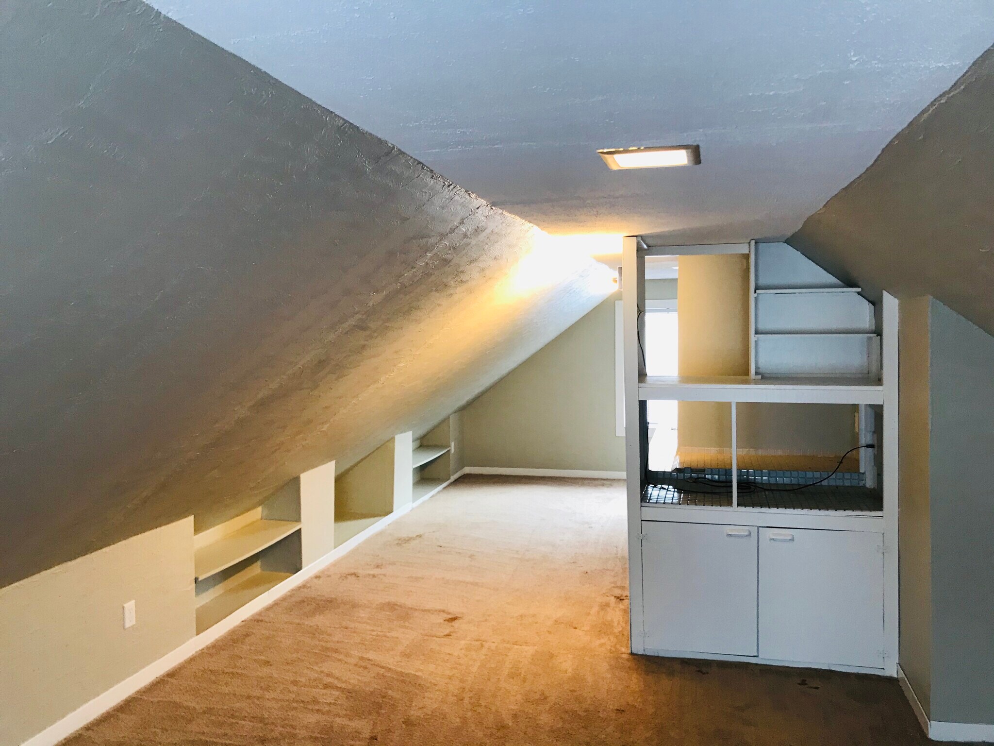 Building Photo - 4234 Elliot Ave