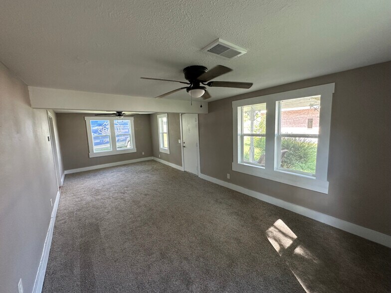 Building Photo - 204 S 11th St