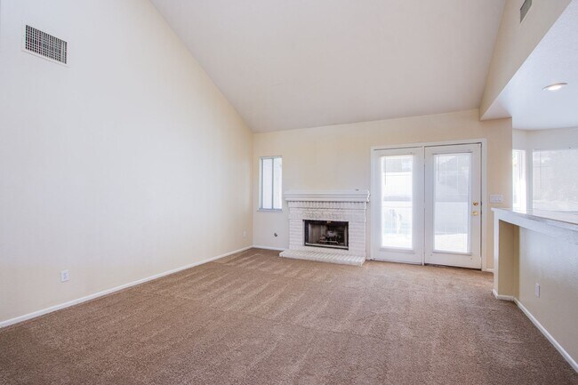 Building Photo - Beautiful 3Bed/3Bath cul-de-sac home located  in The Lakes Community with a sparkling pool and spa!