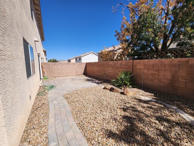 Building Photo - HENDERSON: 3 bed/2.5 bath Townhome with Spacious Kitchen, Private Backyard, Large Primary Suite &...