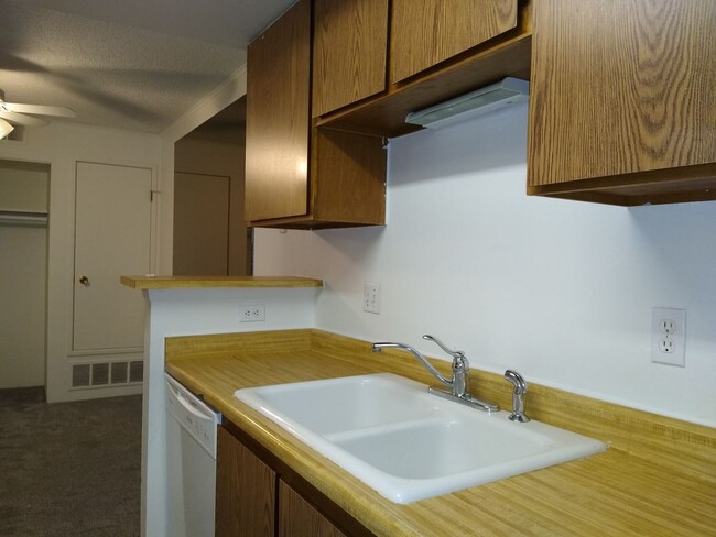 Building Photo - Awesome 2 Bedroom w/ Study 2 Bath Robinwoo...