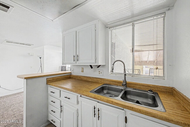 Building Photo - 461 W Holmes Ave