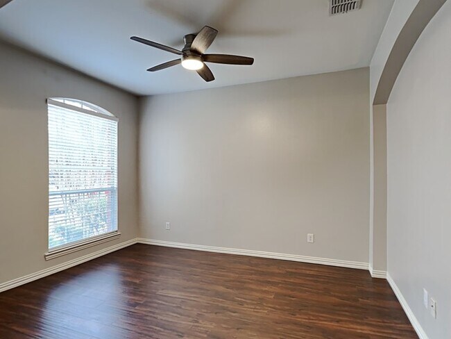 Building Photo - 818 Water Oak Dr