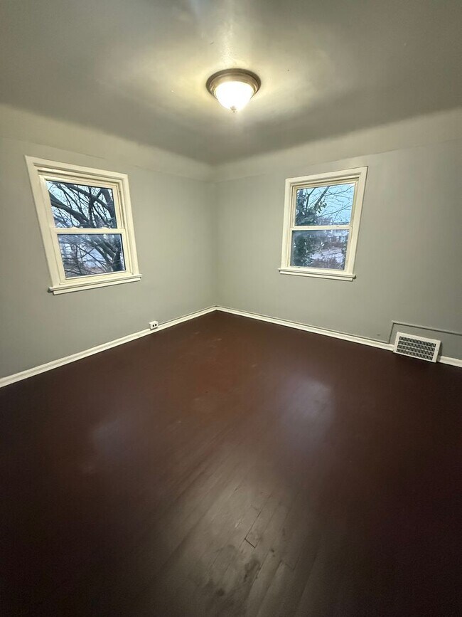 Building Photo - 3bd Single Lee/Harvard Vouchers Only