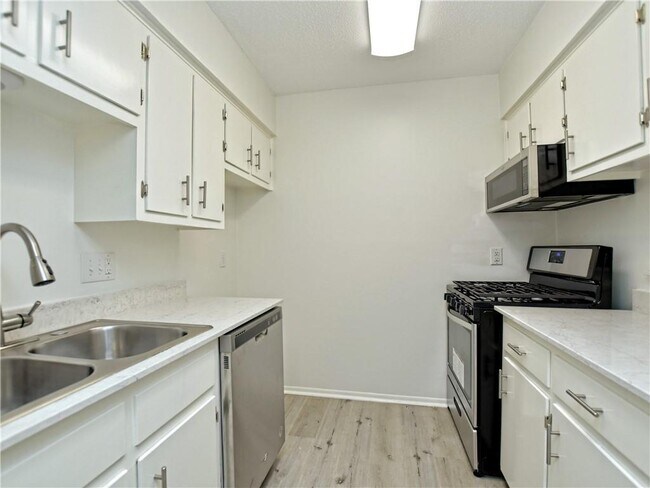 Building Photo - 2425 Ashdale Dr