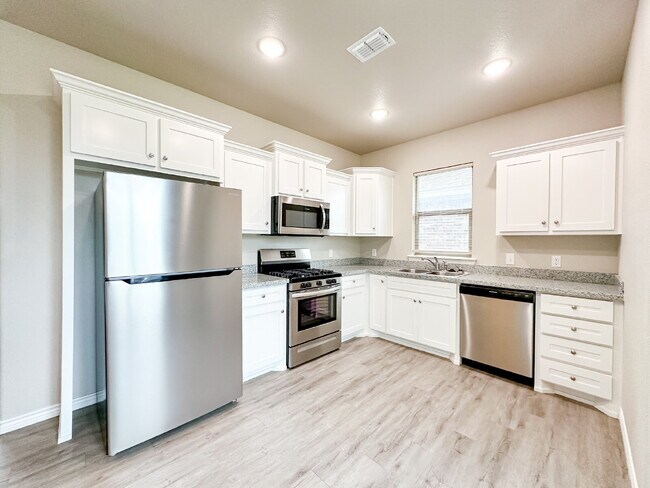 Building Photo - Newer Built 3/2/2 in Frenship ISD!