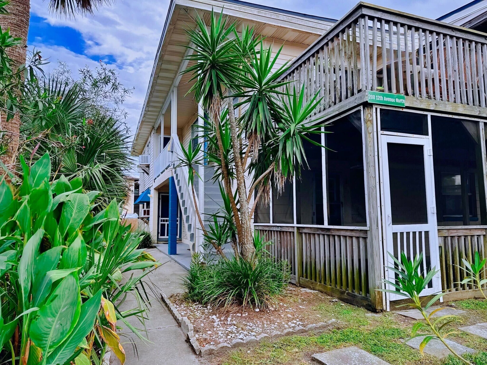 Building Photo - 208 12th Ave N