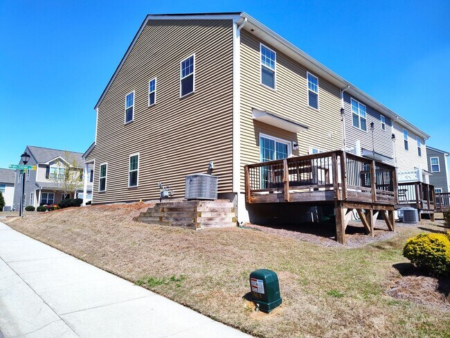 Building Photo - Charming, end-unit, townhome located in the Wrights Crossing Community!