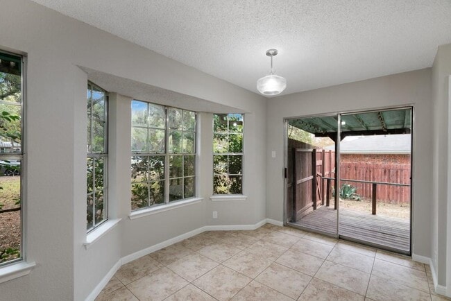 Building Photo - 2101 Matthews Ln